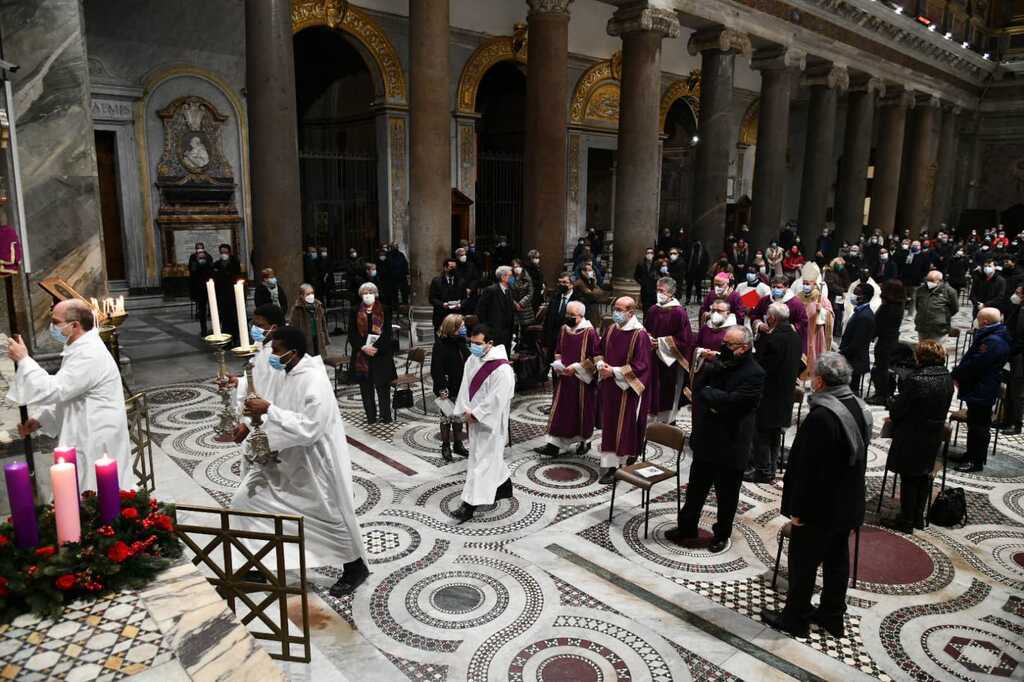 Freude und Fest der Gemeinschaft Sant'Egidio anlässlich der Priesterweihe: 